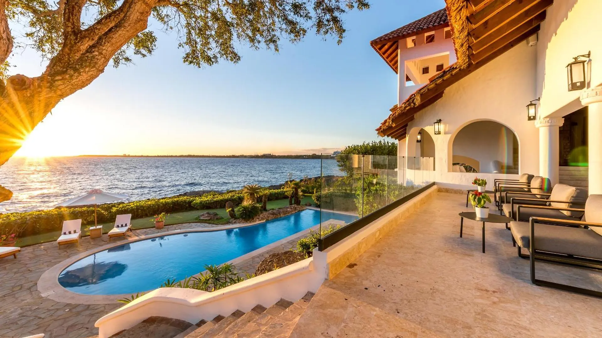 Ocean Front Villa Accommodates 14 Guests With Service La Romana