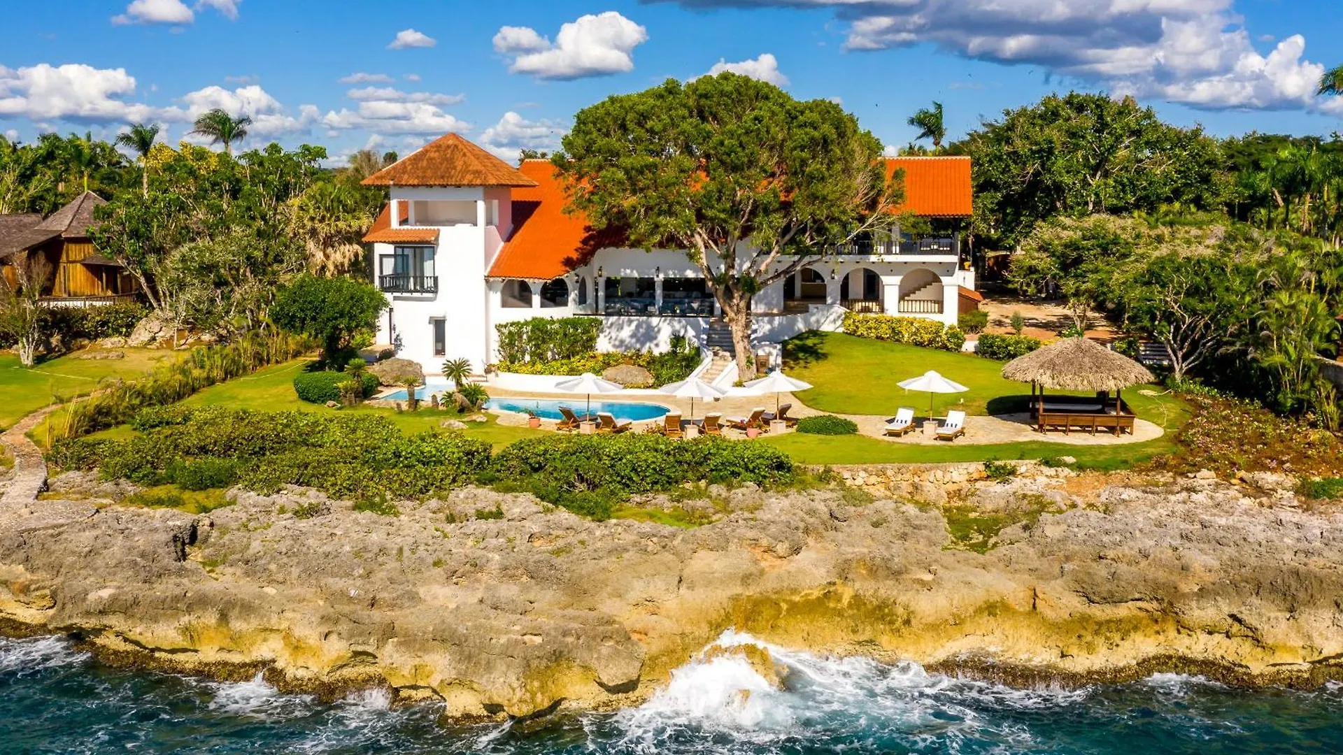 Ocean Front Villa Accommodates 14 Guests With Service La Romana