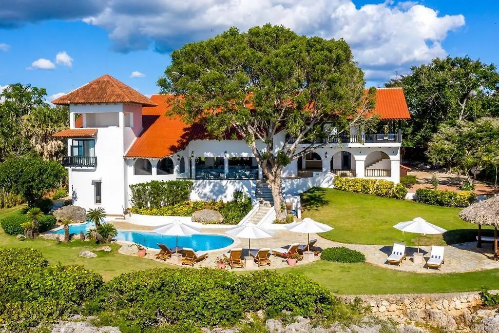 Ocean Front Villa Accommodates 14 Guests With Service location